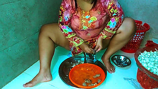 Desi Bhabhi gets tremendous orgasm in the kitchen when I do her cooking