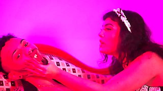 Lorenzo receives his delivery - Jacquie et Michel TV