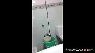 Indian Girl Masturbates on Webcam After Bath