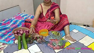 XXX Bhojpuri Bhabhi selling vegetables showing off her thick nipples laughed at the customer!