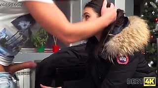 Debt4k. solo il corpo super-caldo e la bocca esperta aiutano la ragazza a evitare l'arresto