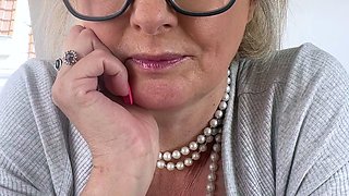 Mature blonde granny loves to masturbate her puss