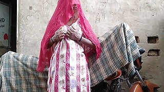 The sister-in-law who was sweeping was fucked a lot by opening her salwar