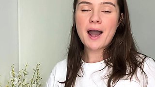 Hot amateur webcam teen masturbates for their fans