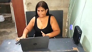 Chubby Colombian with a big butt gets horny with her stepdad and makes him very horny.