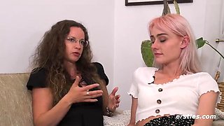 Inexperienced Blonde Meets Mature Lesbian - German Amateur First Time Sex