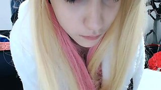 Amateur Webcam Cute Teen Plays Solo with Big Dildo