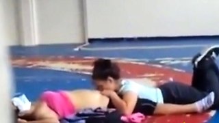 Deux Coquines: Surprise au Gymnase - French Amateur Video