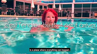 Rencontre à la piscine, Rousse Milf baise intime et pisse
