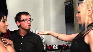 Lucky guy's three way with 2 sizzling MILFs steam up the