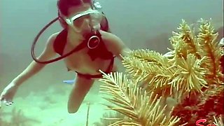 Nude girl underwater erotic video