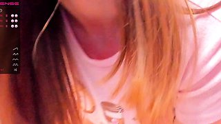 Small tit babe fingers her tight pussy on cam