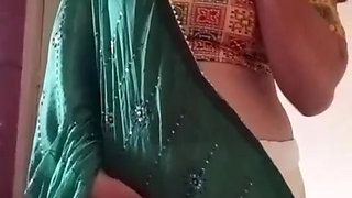Saree mai kesi lag rahi hu sab log comment karke batana
