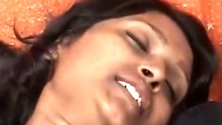 VID-20170724-PV0001-Mumbai (IM) Hindi 42 yrs old married housewife aunty Reshma fucked by her 22 yrs old unmarried boy sex porn video