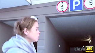 Debt4k. der arme barkeeper bekommt geld für handjob im auto und xxx
