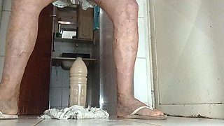 Arrombando o cu com garrafa e mijando