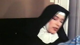 Classic French : Fantasmes pornos d'une novice en chaleur