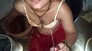 Neighbor sister-in-law peebed in the mouth and sister-in-law drank with pleasure, drink in mouth, all the water on the sister-in-law, come on girl body