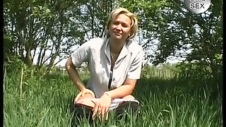 Blonde mature slut shaving her pussy outdoors and seducing it with vibrator