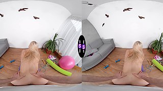 Blond bombshell Caroline Marian craves oral pleasure in HD VR