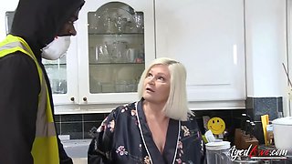 AGEDLOVE Lacey is surprised at home by a black worker who takes out his big black cock on