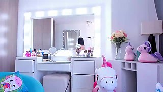 Fit & Luxurious Camgirl