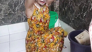 step sister ko bathroom me piche se pakad ke pel diya
