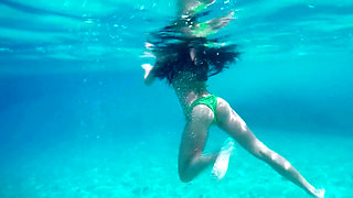 Busty beauty Lucy Li masturbates on the beach